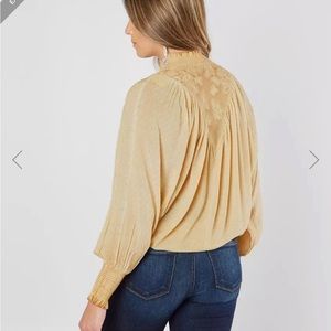 Buckle gimmicks peasant top new (no tags) fell off